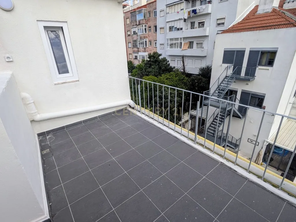 Apartamento T2 no vibrante bairro de Benfica - Image 1