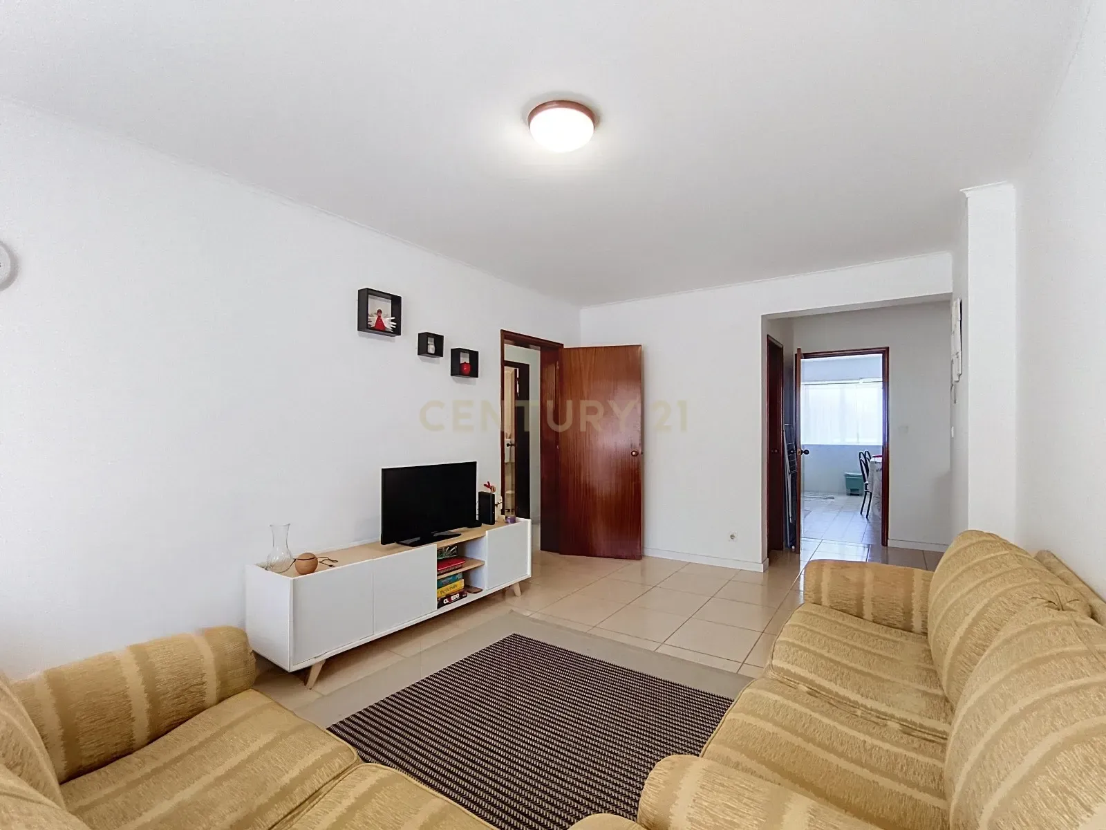 Fotografia 7 de Apartamento T2 com Excelente Luminosidade e Localização Estratégica em Ponta Delgada