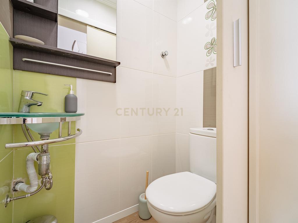 Apartamento T1+1 renovado e com espaço exterior, no Areeiro - Image 8