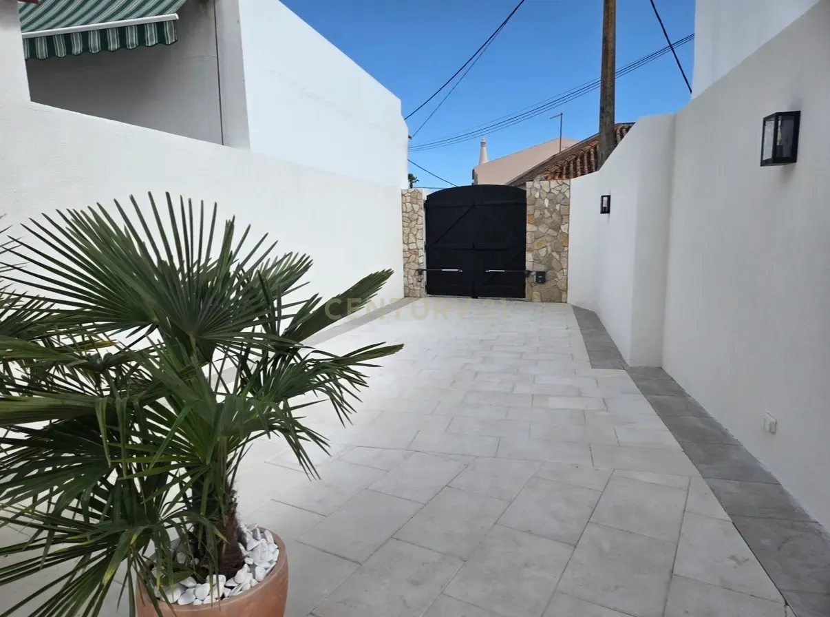 Fotografia 2 de Moradia de Luxo Renovada com Piscina, Vista Mar e estúdio para Rentabilização – Pêra, Algarve