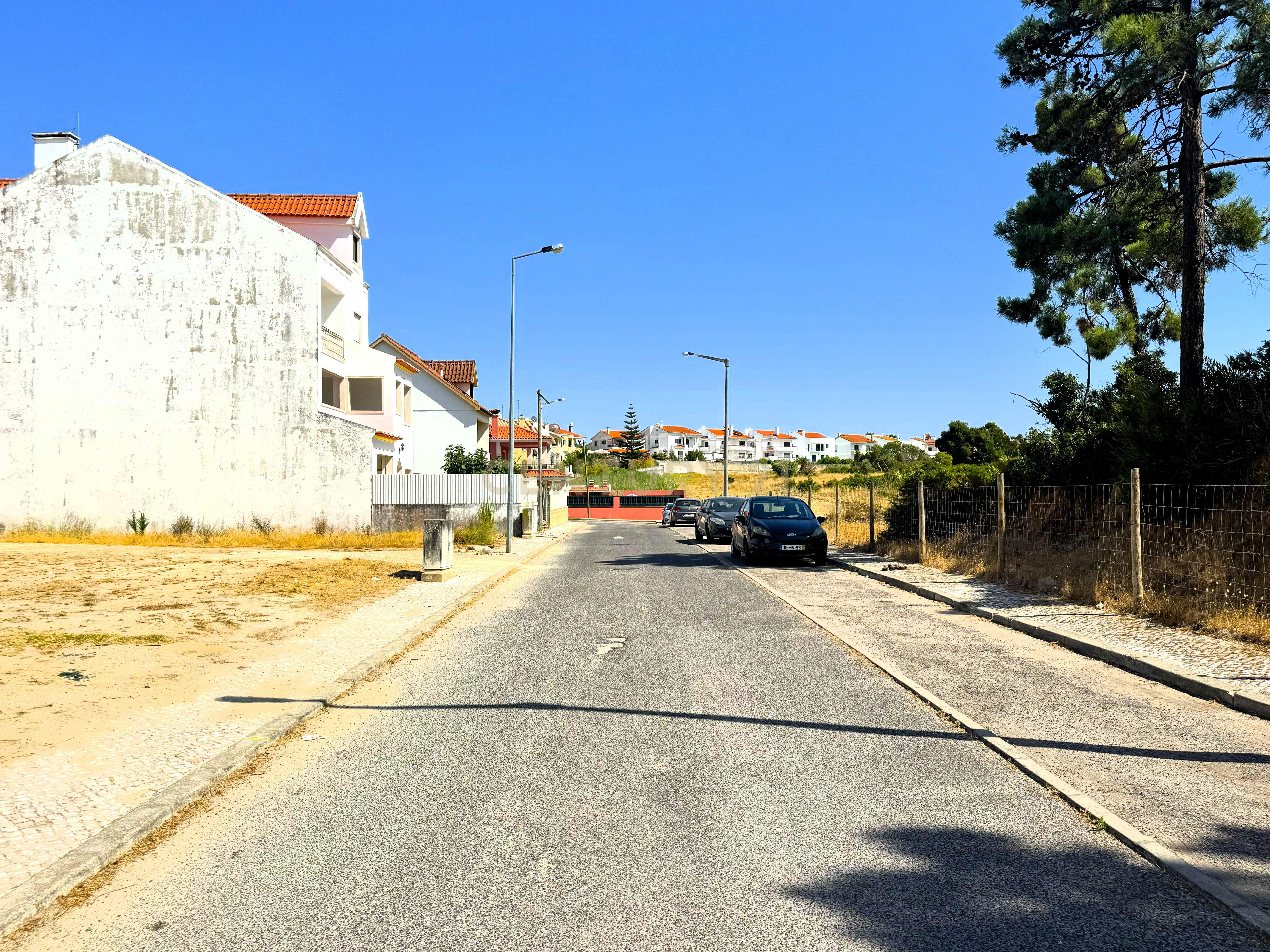 Fotografia 10 de Terreno Urbano para Construção de Moradia T4 com Loja - Sobreda, Almada