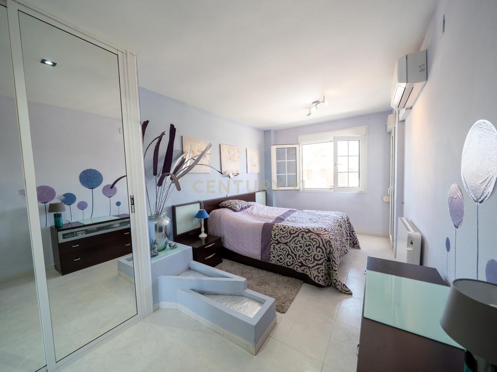 Apresentamos-lhe uma magnífica moradia em Cambrils — perfeita para quem procura conforto, estilo e excelente qualidade de vida na Costa Dourada. - Image 10