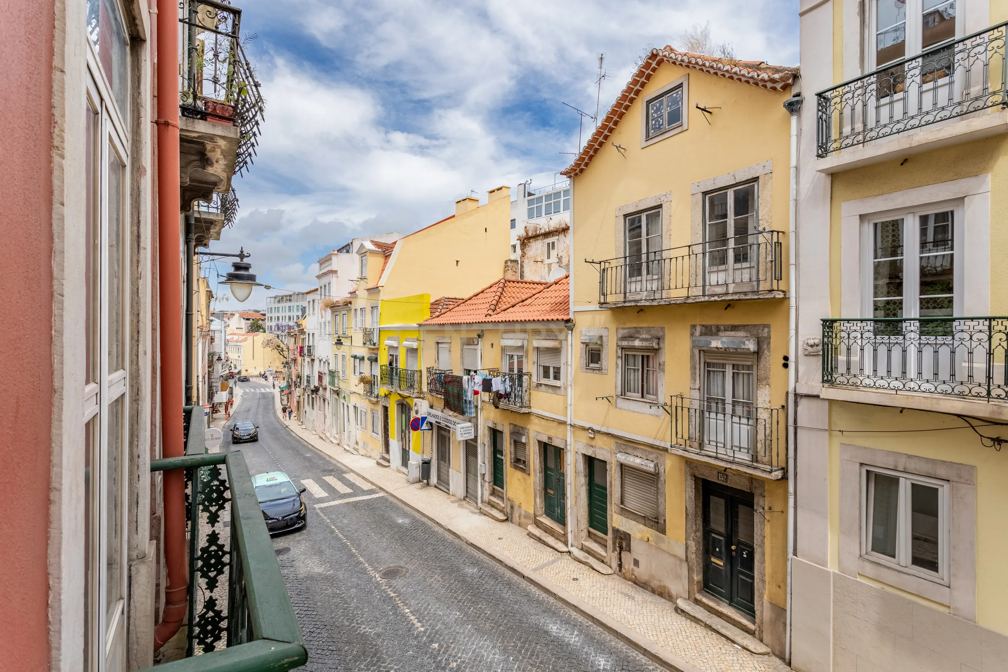 Apartamento T3 inserido num prédio de traça tradicional, no coração de Lisboa, a 5 min da Basílica da Estrela - Image 9