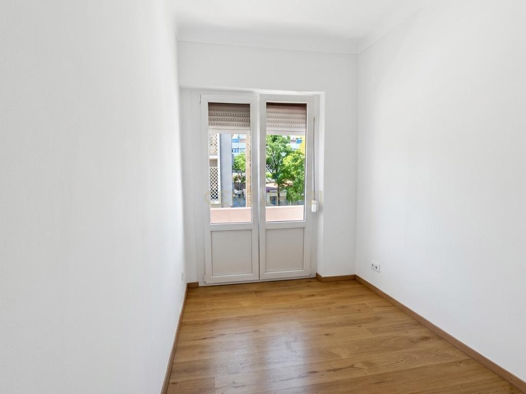 Apartamento T1 com Varandas em Barreiro, Setúbal - Image 2