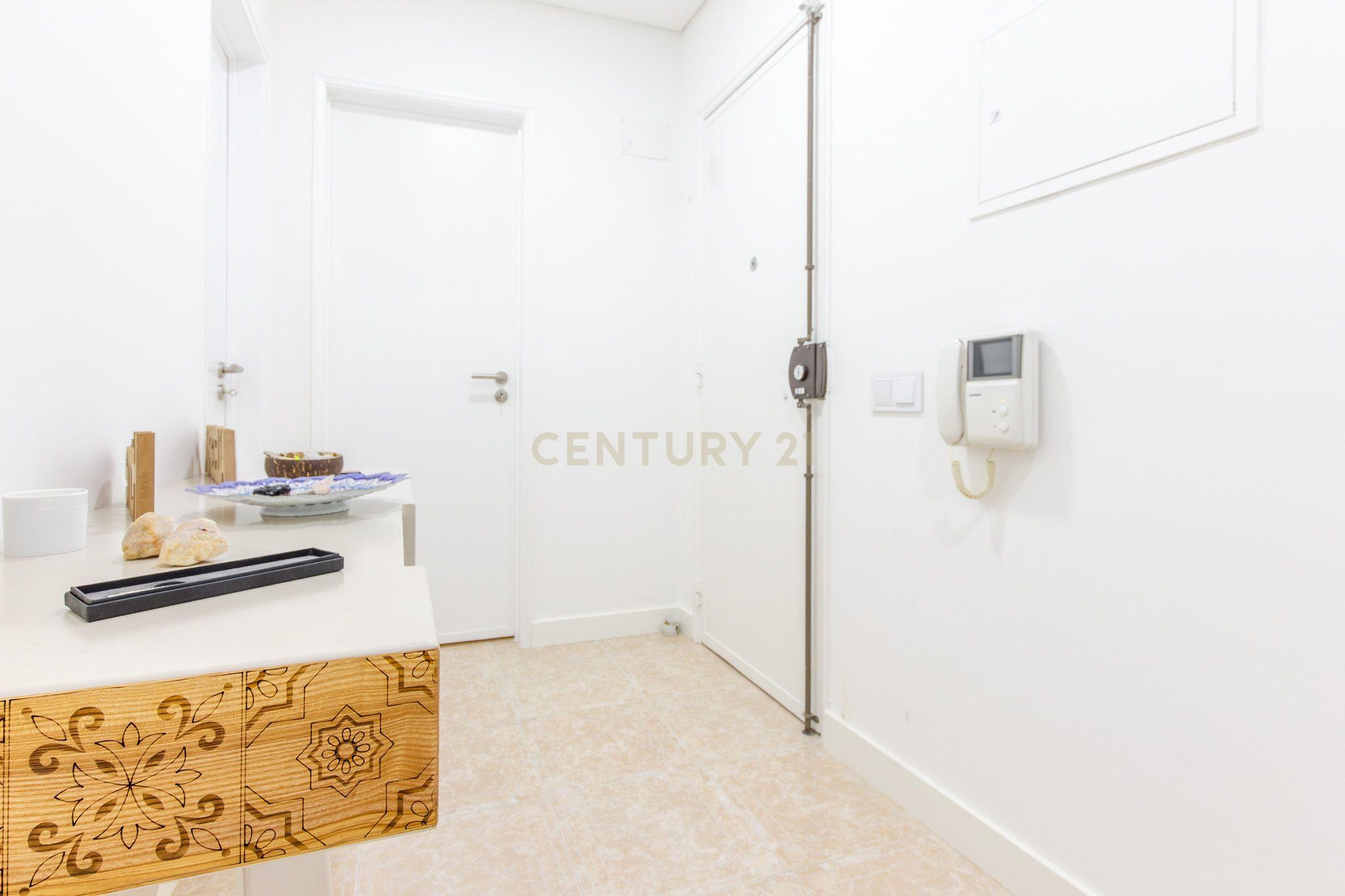 Fotografia 3 de Apartamento originalmente T3, convertido em T2 (mas facilmente reversível em T3), localizado em Corroios, próximo de transportes, escolas e todo o tipo de serviços.