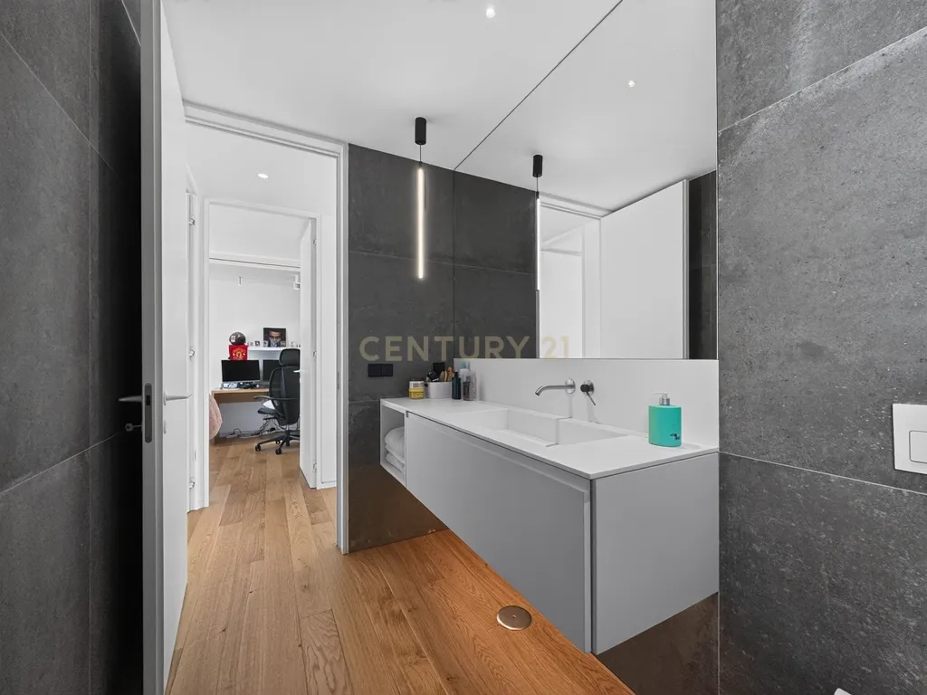 Moradia T3 de Excelência na Aroeira – Conforto, Elegância e Qualidade de Construção - Image 13