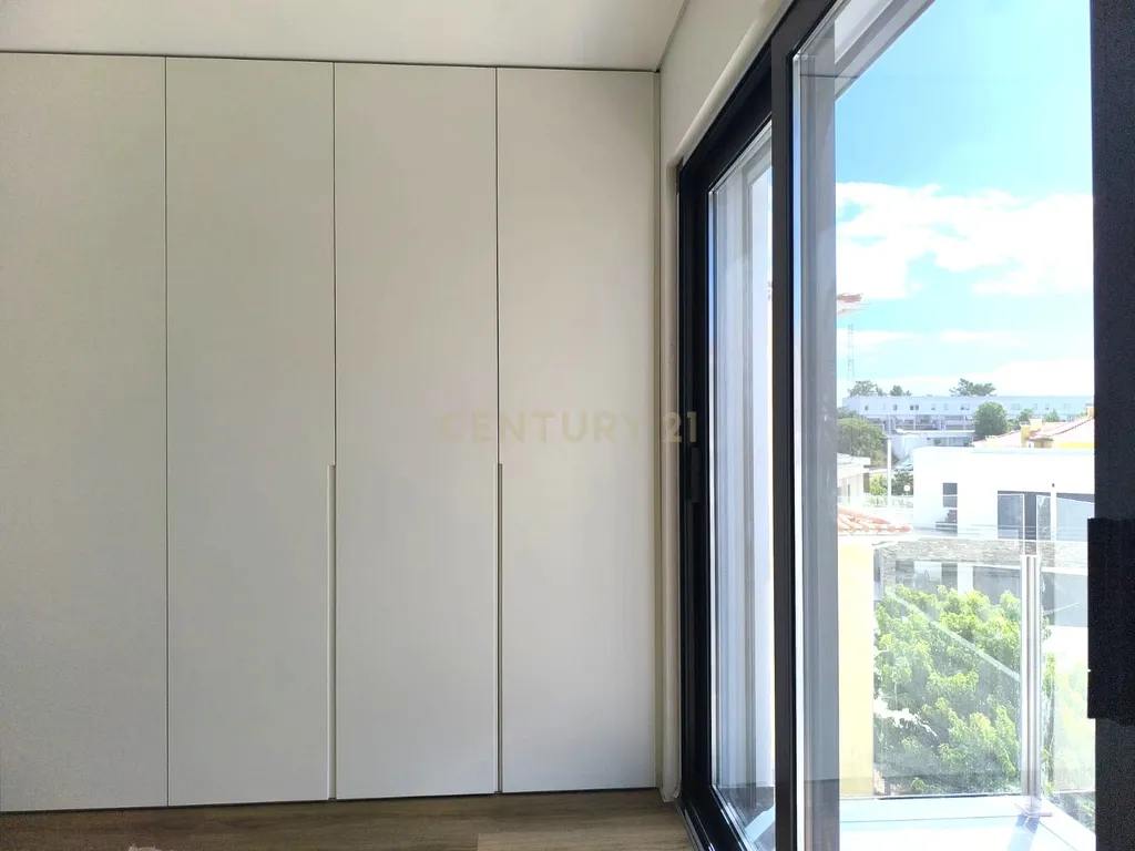 MORADIA CONTEMPORÂNEA T3+1 COM PISCINA NA CHARNECA DA CAPARICA – A 5 MINUTOS DA PRAIA! - Image 15