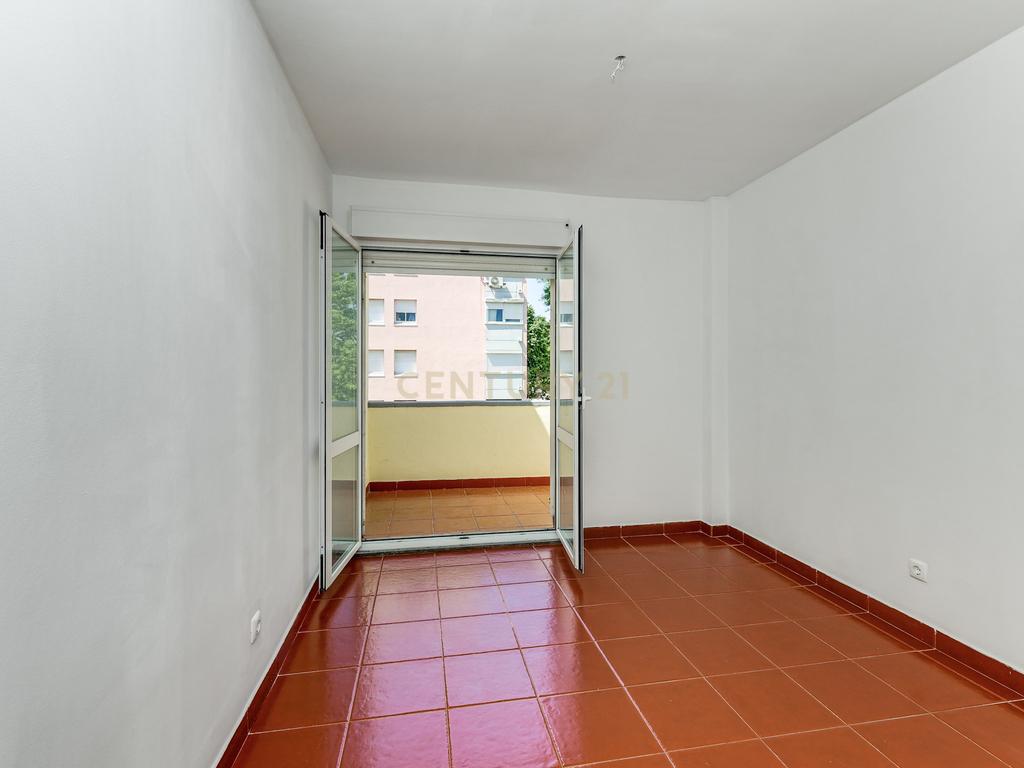 Apartamento T4 Duplex no coração de Telheiras - Image 21