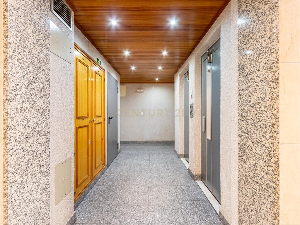 Exclusivo T4 Duplex na Urbanização da Cavaleira | 205 m² de Área Total | Parqueamento - Image 33