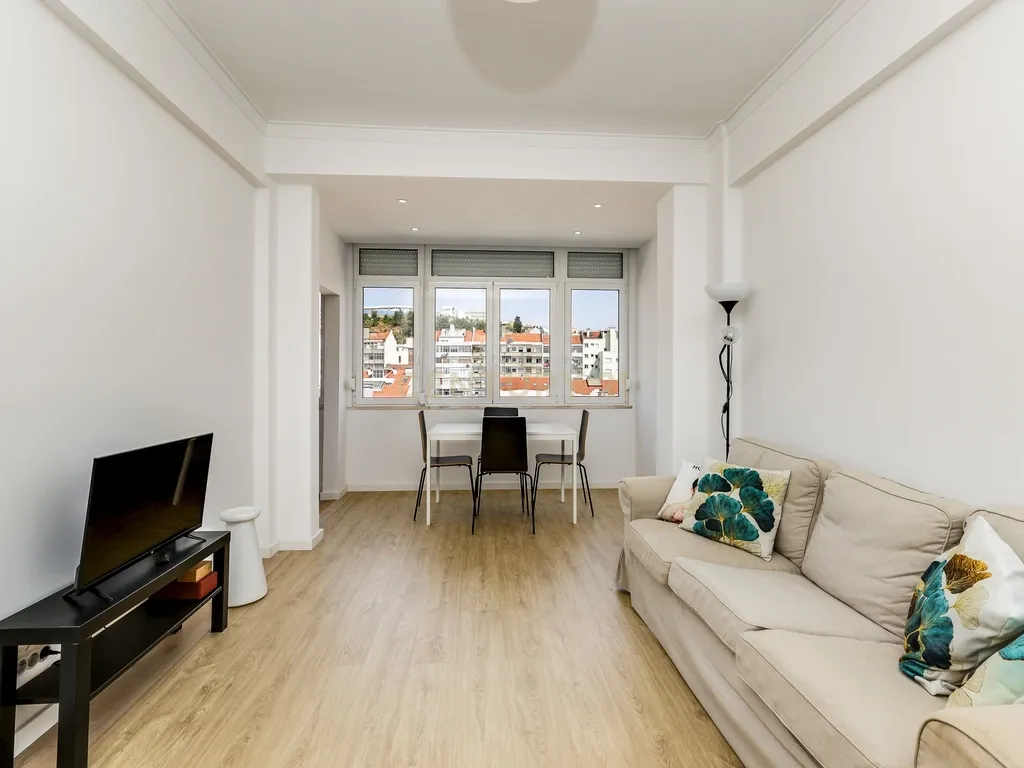 Apartamento T2 luminoso e totalmente remodelado - Rua Passos Manuel - Image 2