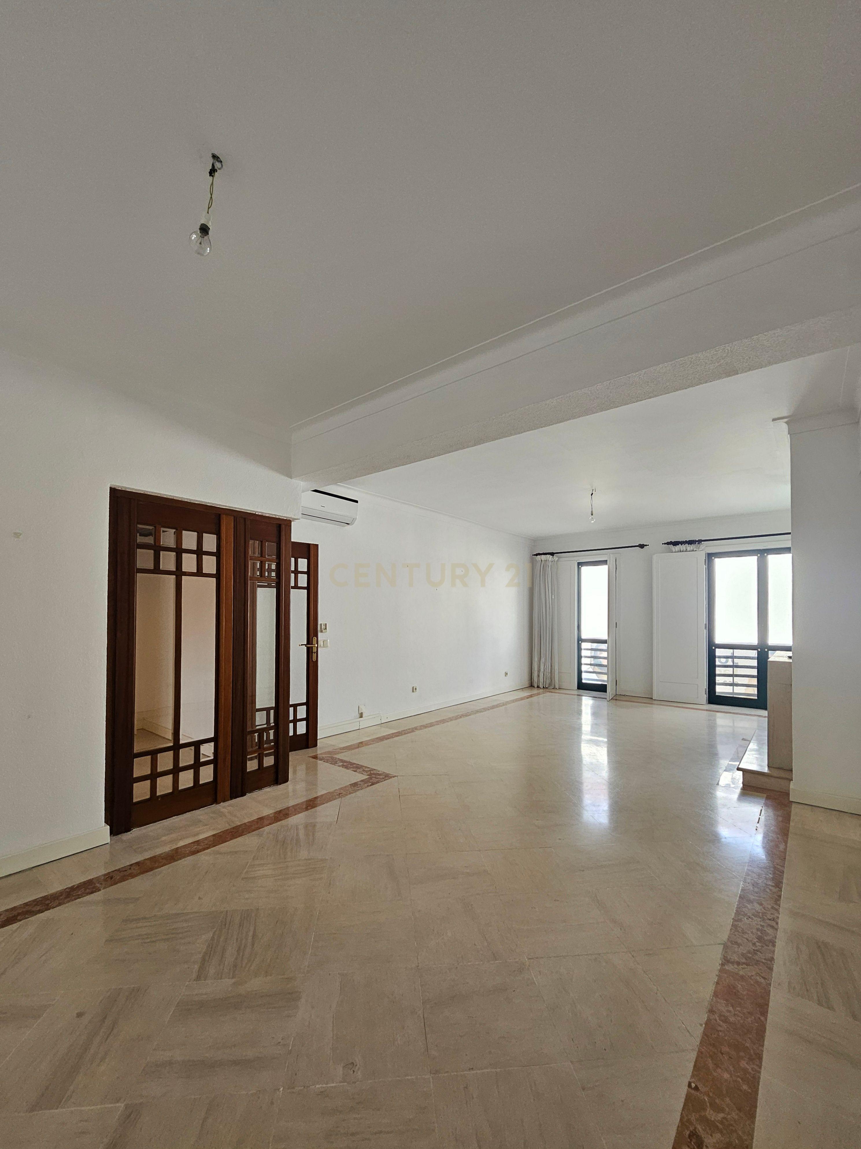 Apartamento T3 com terraço e garagem Condomínio Santa Catarina, Centro Histórico de Évora - Image 8