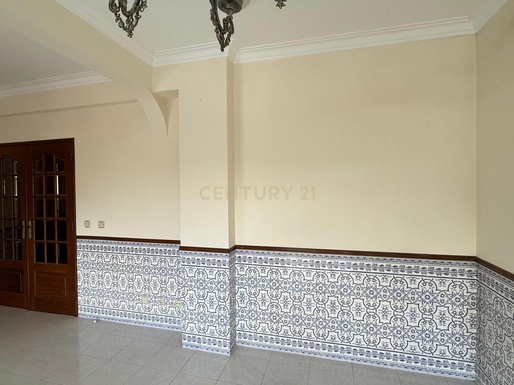 Andar de moradia com 3 quartos para arrendamento em Casal de Cambra - Image 7