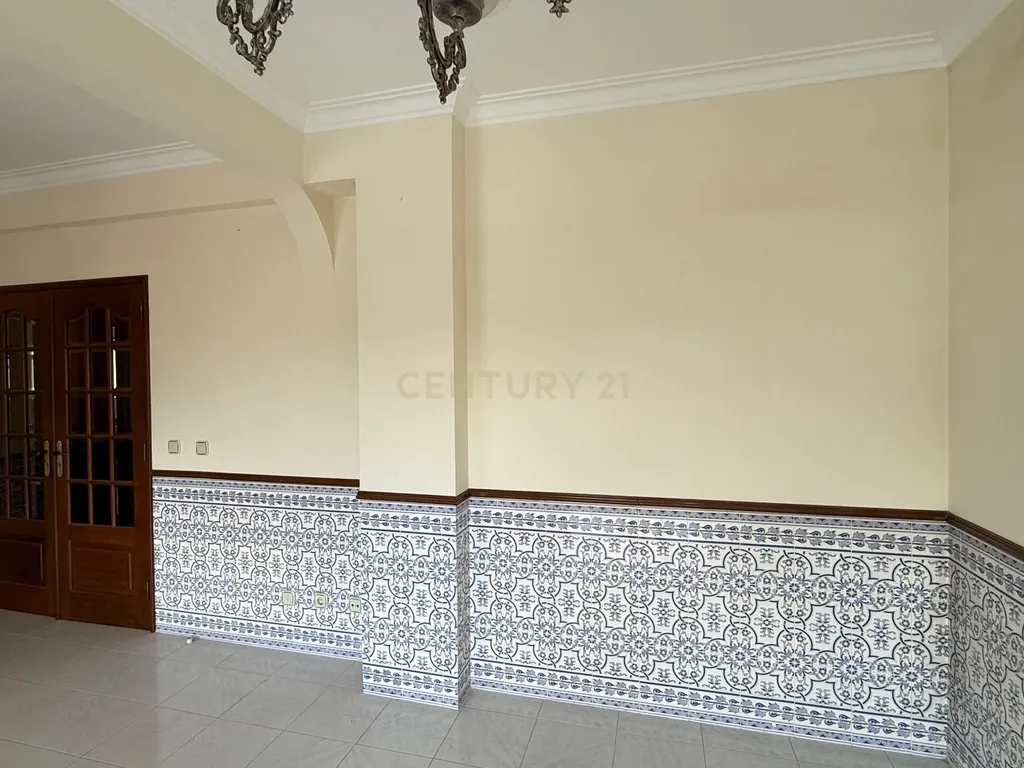 Andar de moradia com 3 quartos para arrendamento em Casal de Cambra - Image 7