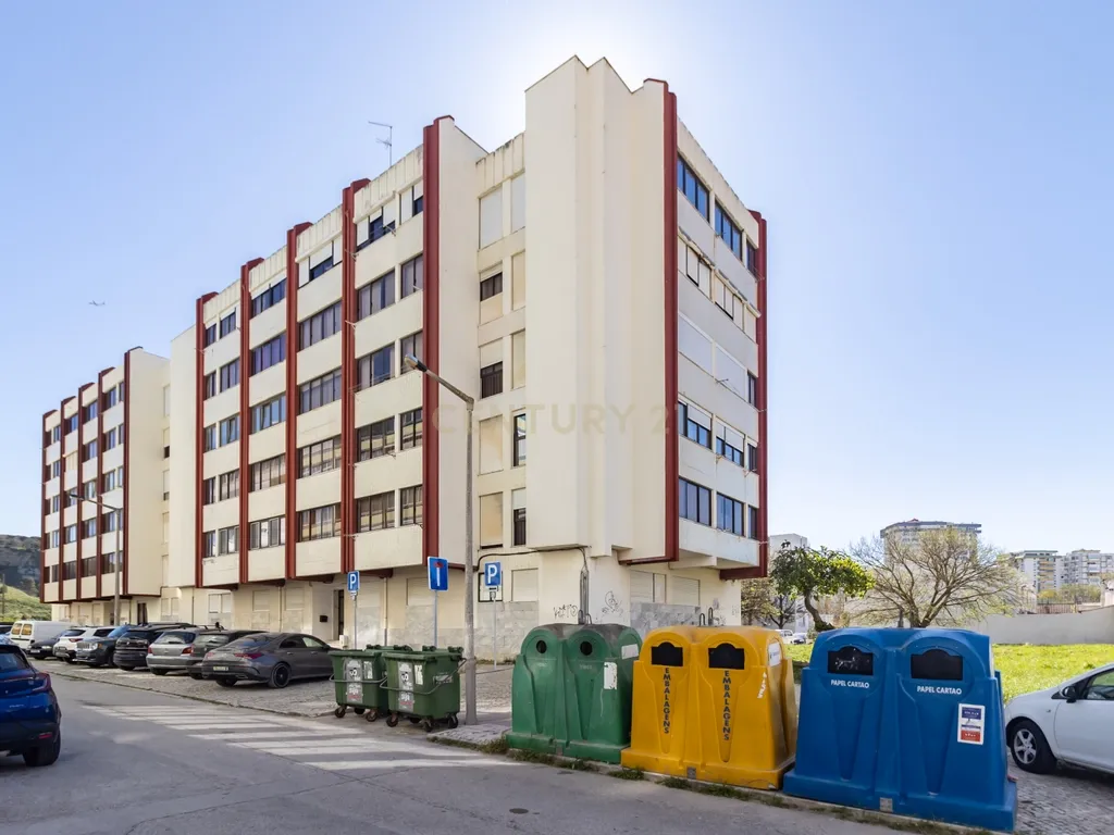 Apartamento T2 de 98m2 com Excelentes Áreas e 2 WC no Centro da Costa da Caparica - Image 34