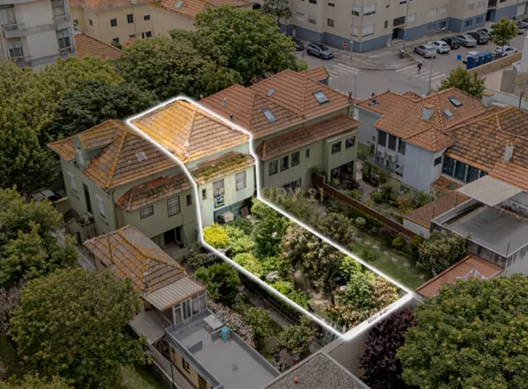 Moradia T4 com jardim junto à praia e ao centro de Leça da Palmeira