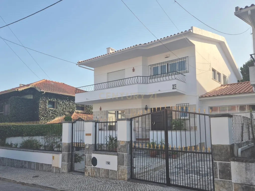 Moradia T4 isolada com jardim no Bairro do Rosário, Cascais - Image 2