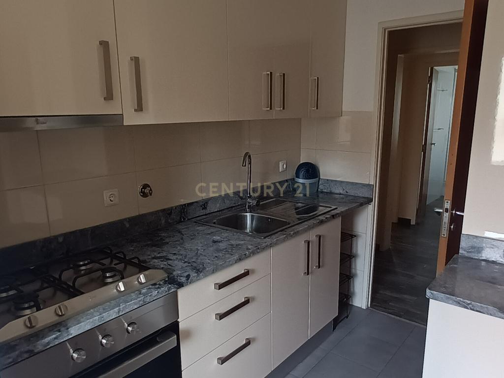 Apartamento T3 em Santo António dos Cavaleiros – Arrendamento - Image 2