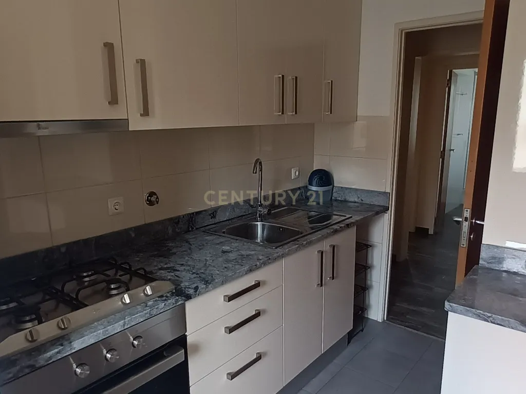 Apartamento T3 em Santo António dos Cavaleiros – Arrendamento - Image 2