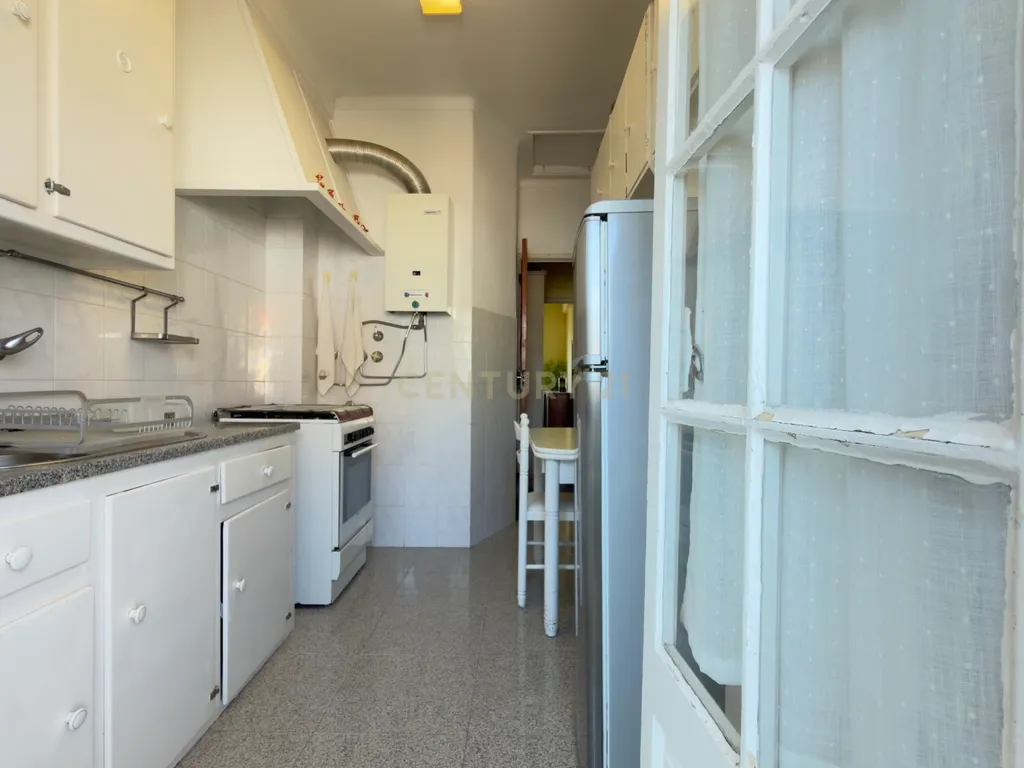 Apartamento T2 para remodelar com vista para o Convento de São Vicente - Image 6