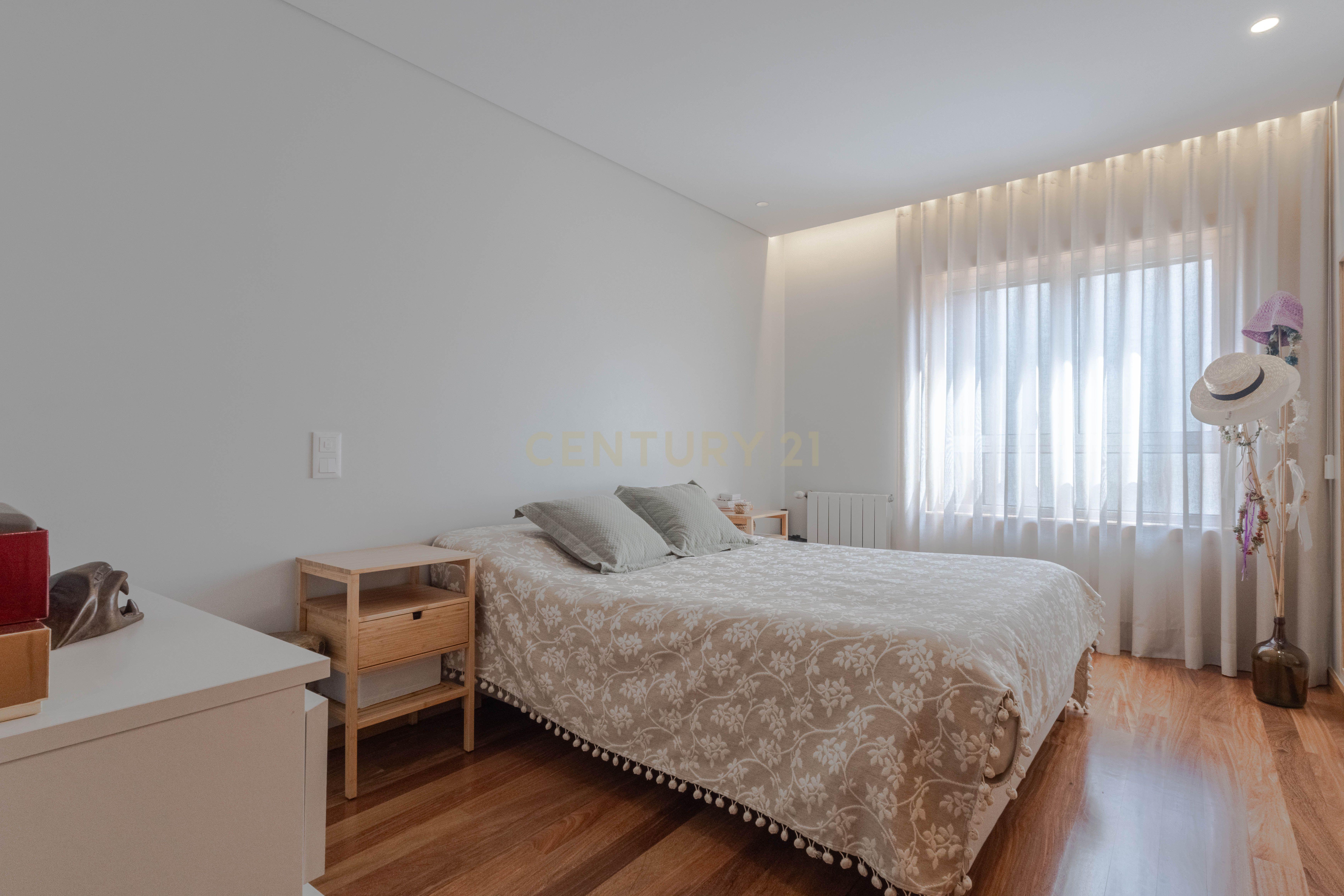 Fotografia 3 de O Seu Refúgio Moderno em Gaia: T2 com Suite, Varanda e Condomínio Fechado com Salão de Eventos