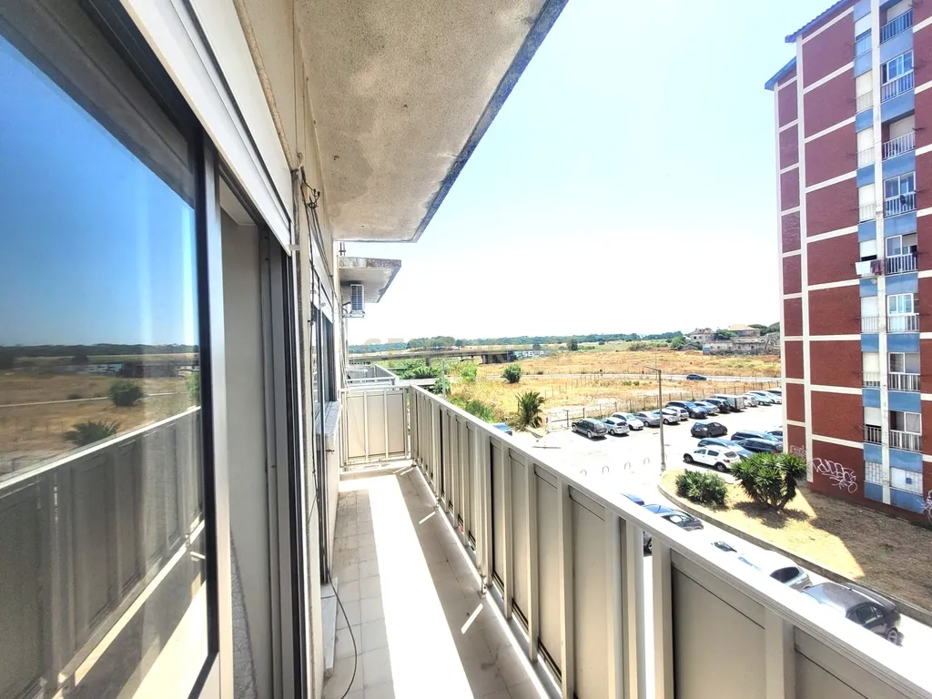 T2 com Varanda e Boas Áreas no Centro de Corroios - Image 12