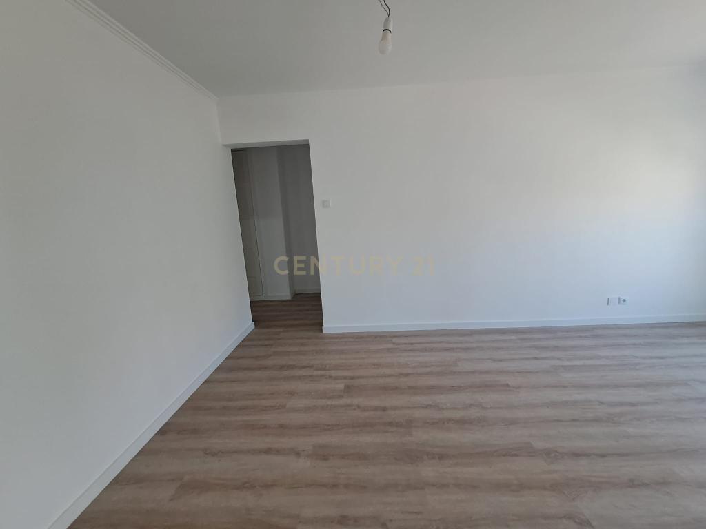 T2 Totalmente Remodelado em Almada | Luminosidade, Conforto e Localização Privilegiada - Image 21