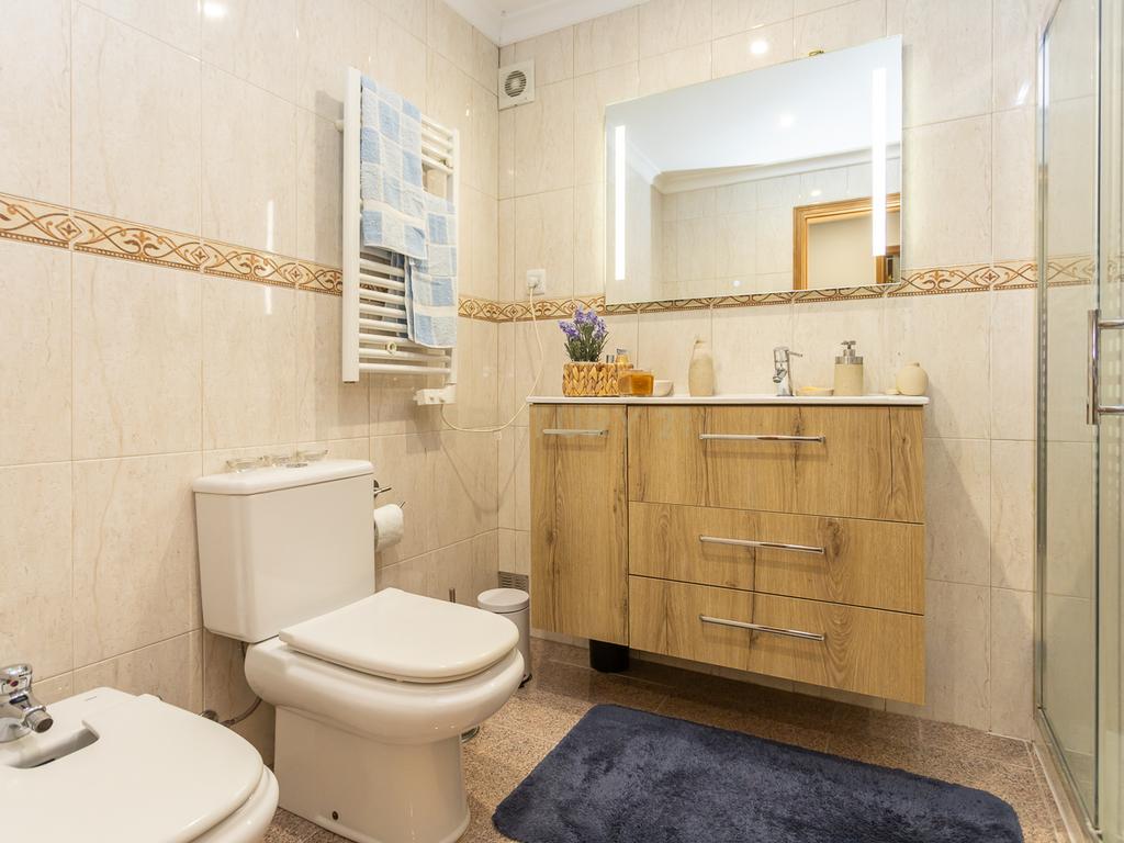 Apartamento T4 c/Arrecadação - Torre da Marinha - Image 7