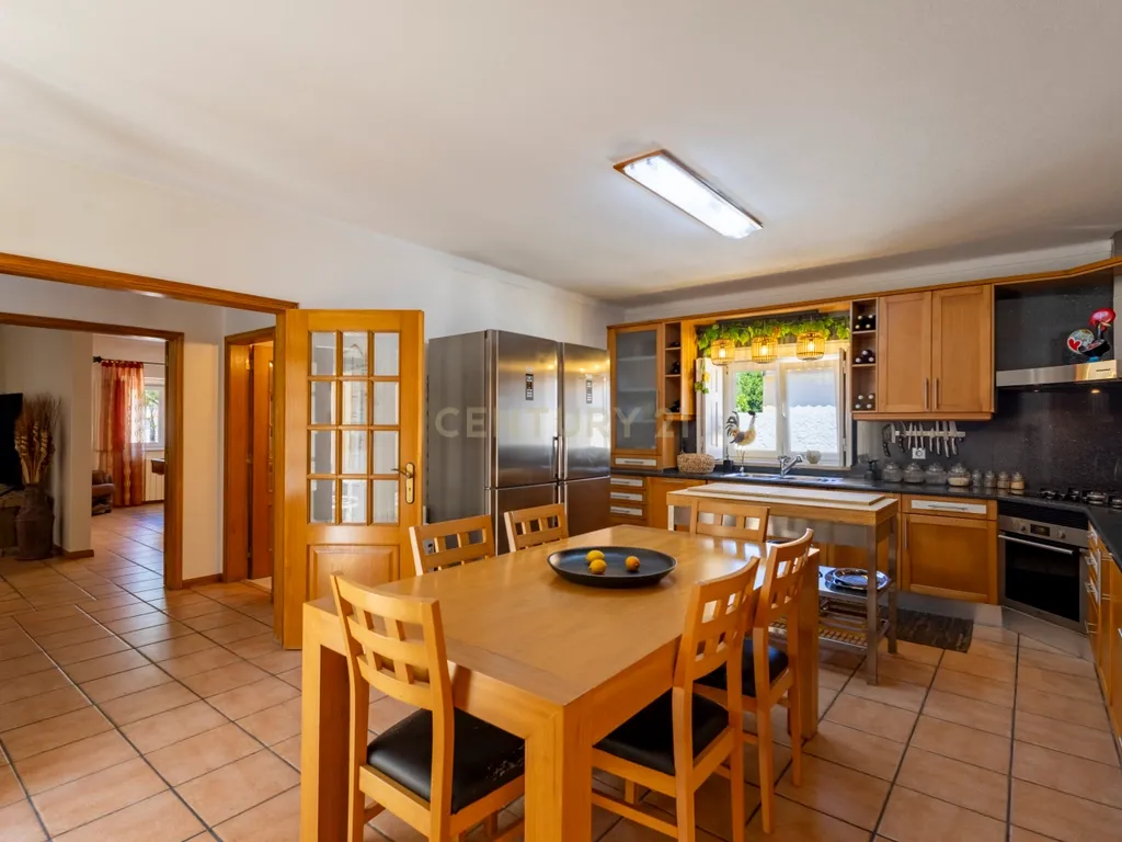 Moradia T5 Térrea com Piscina, Garagem e Lote de 2000 m² – Venda do Alcaide - Image 9