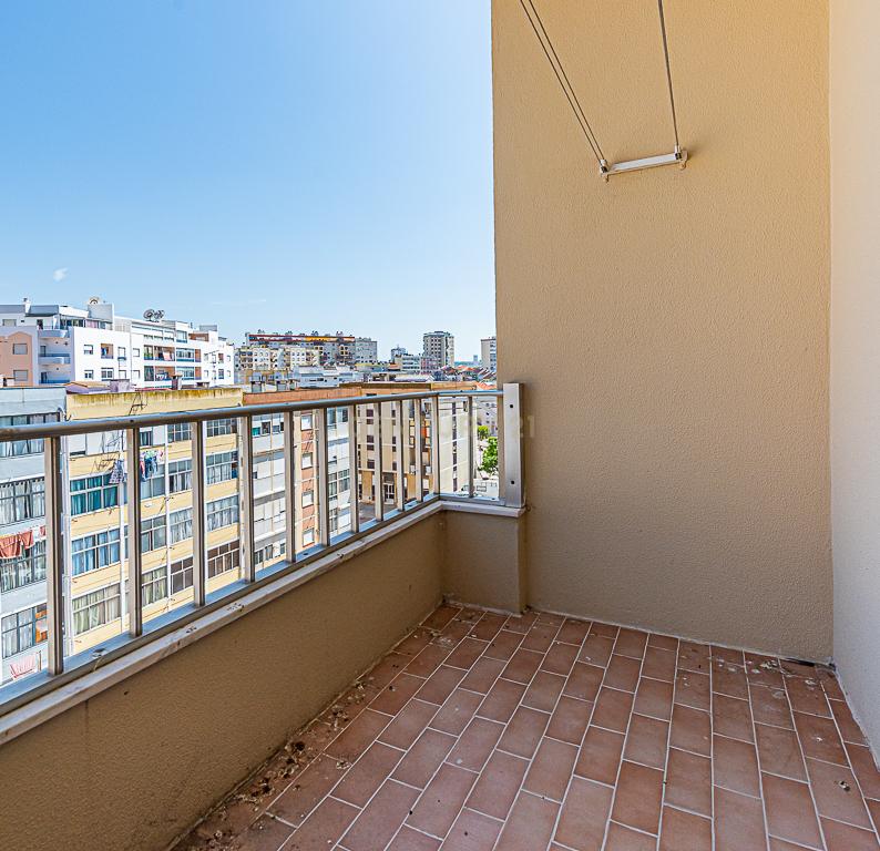 Apartamento T3 em bom estado de conservação com áreas generosas, S. Sebastião, Setúbal - Image 17