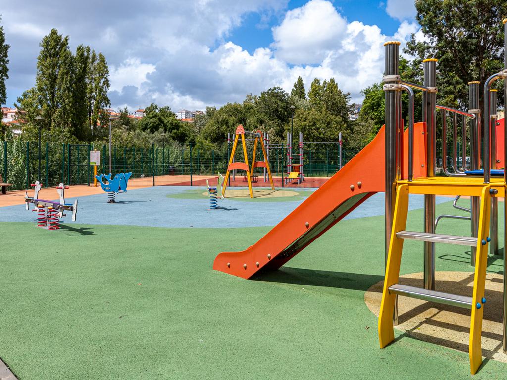 T3+1 Remodelado com Terraço | Último Piso | Centro de Queluz - Image 38