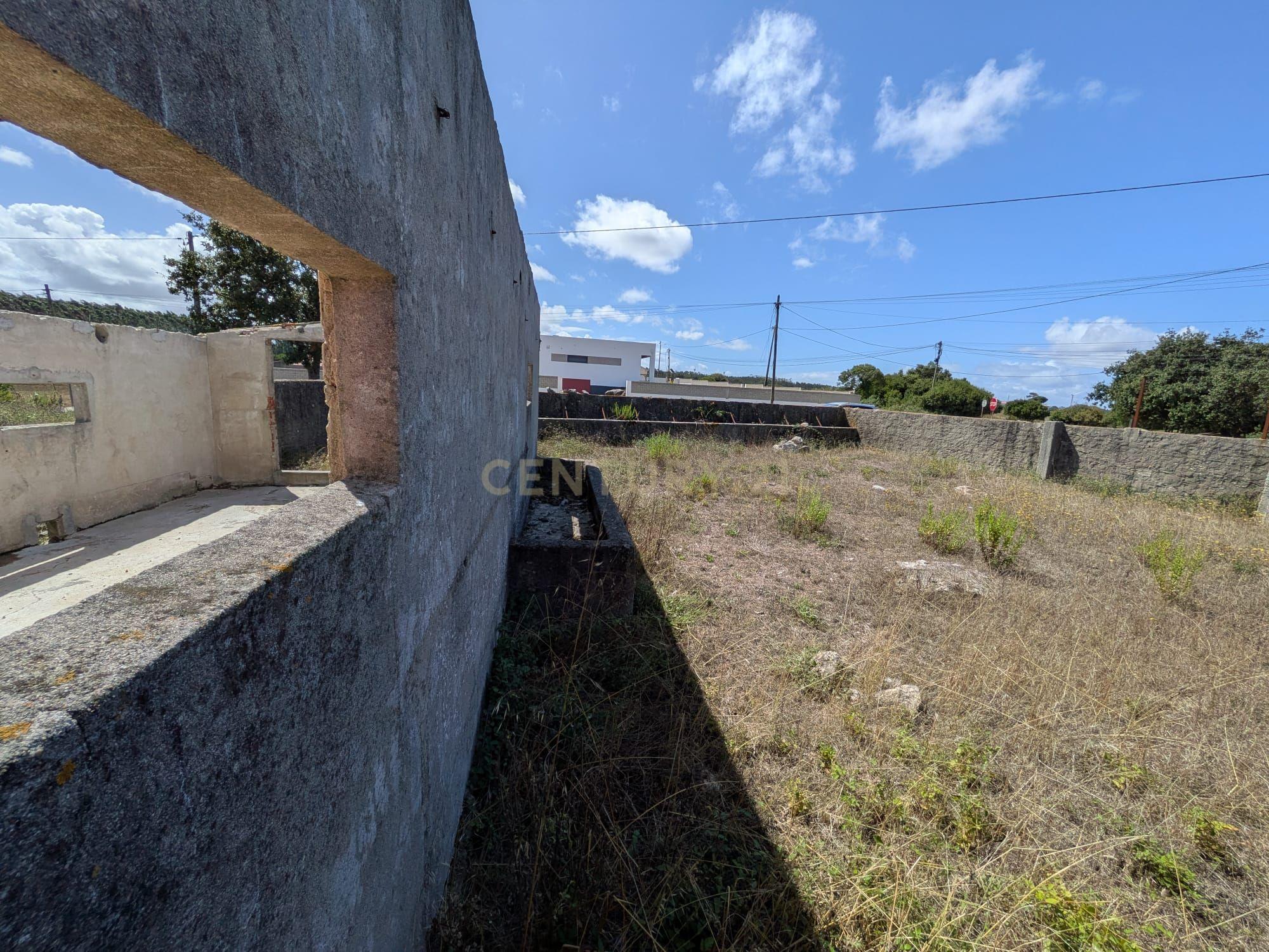 Fotografia 11 de Terreno Urbano com moradia e projeto aprovado – Cezaredes, Lourinhã