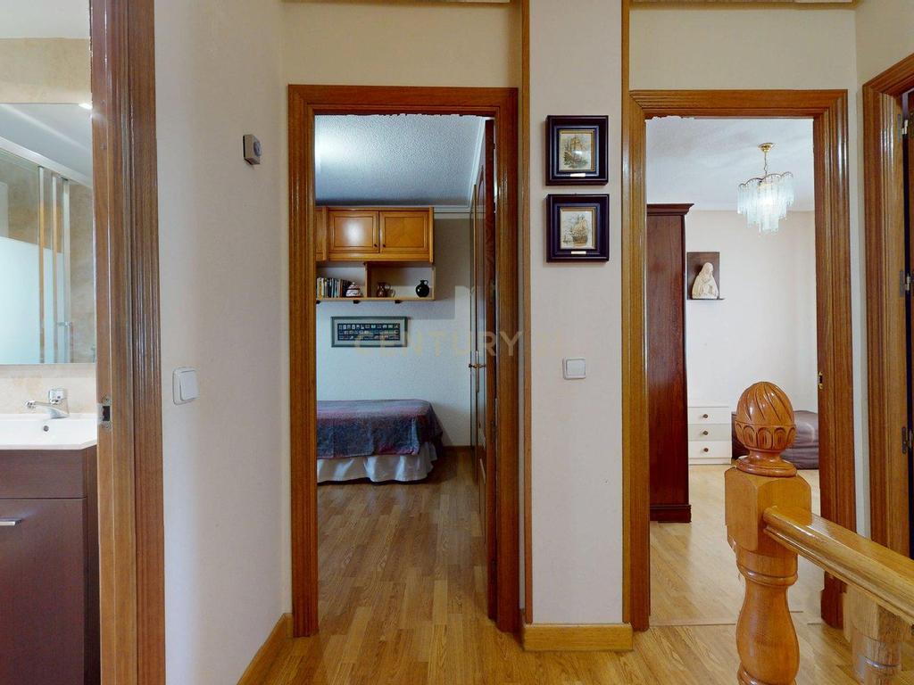 Apartamento Espaçoso com Vista para a Cidade e Montanha em Madrid - Image 29