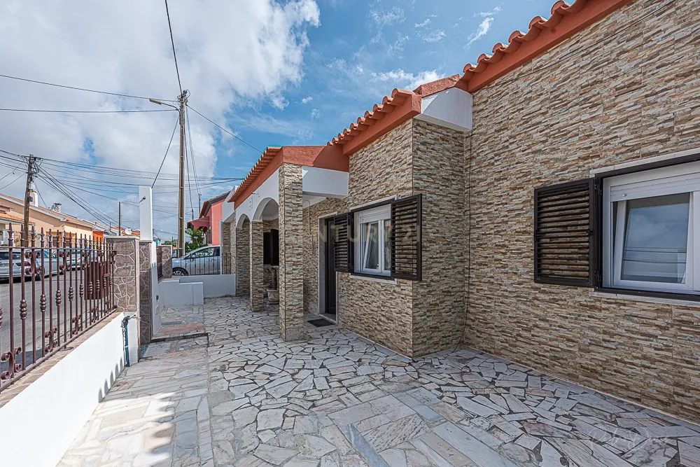 Alojamento Estudantil LÁ-SALETTE ( quarto Melro Azul 11m2 ) - Image 17