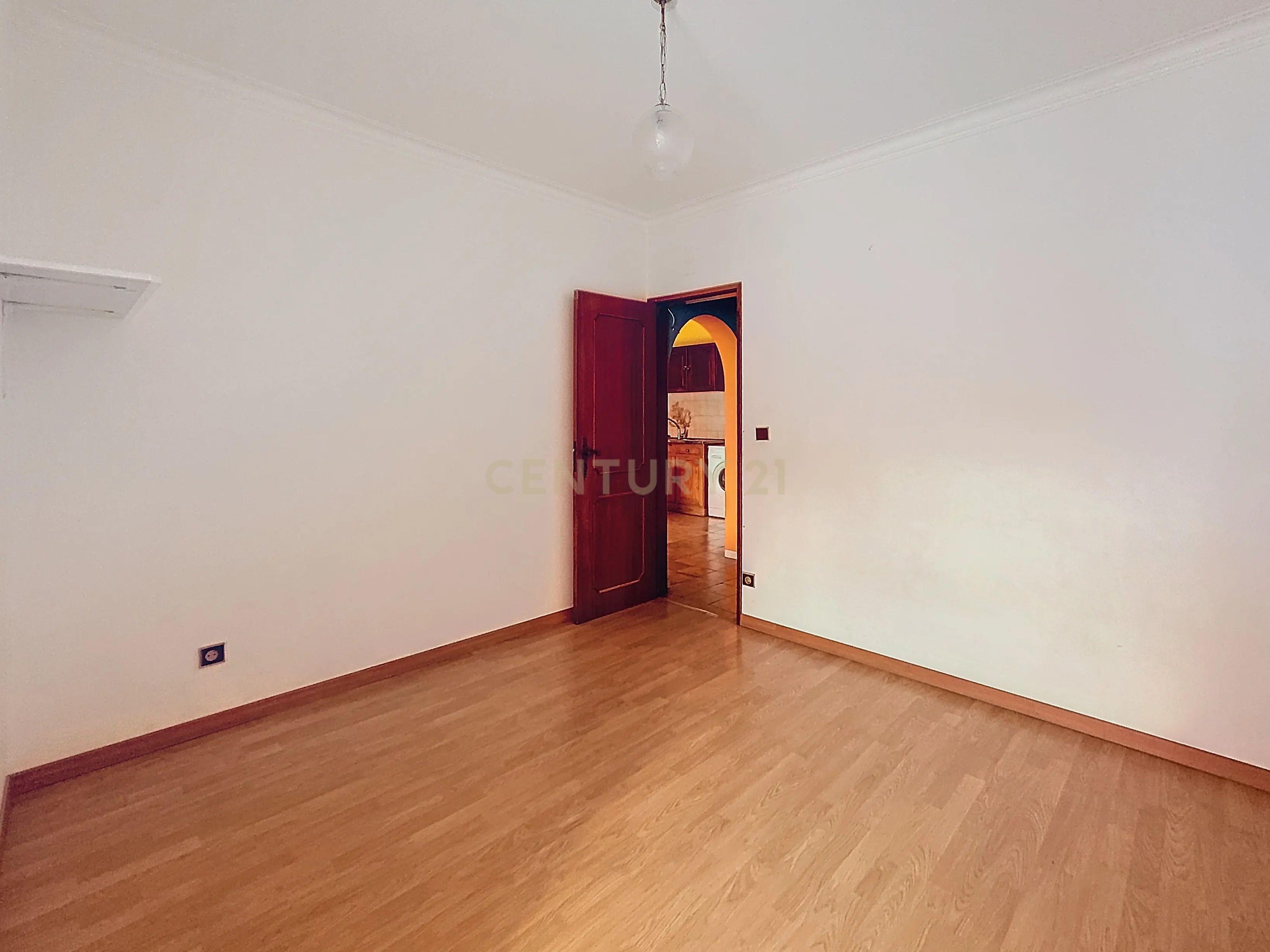 Fotografia 11 de Apartamento T2  - Arrendamento - Bem localizado na Nazaré
