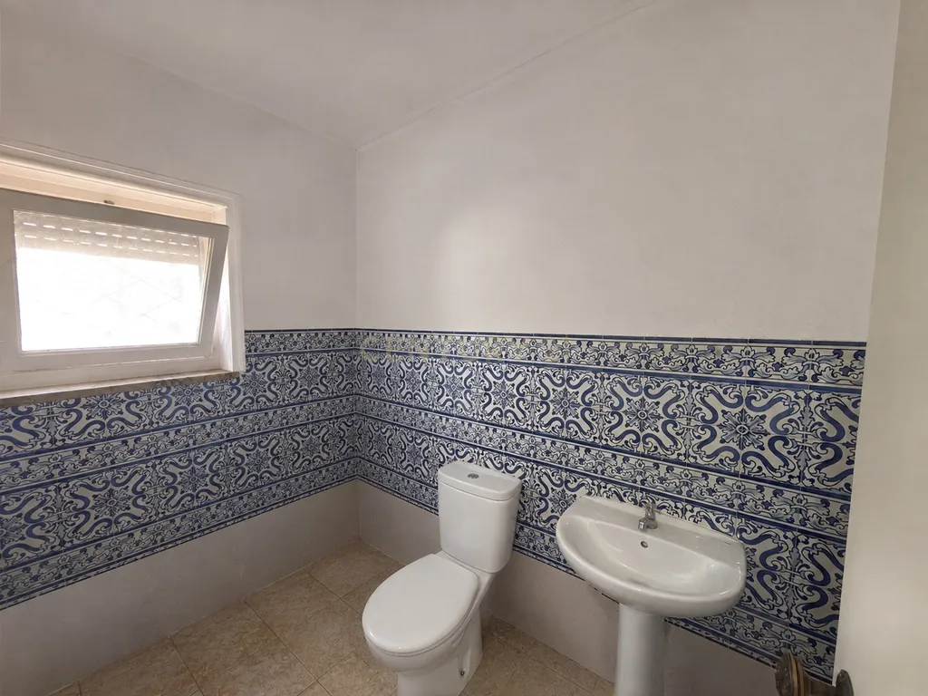 Moradia Isolada T5 de 300 m2 num lote de 900m2 - Image 16