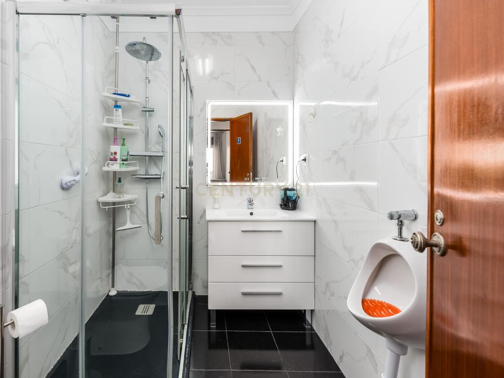 Apartamento Renovado T3 na Amadora - Image 10