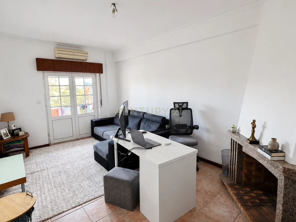 Apartamento T2 com Duas Varandas na Quinta do Álamo, Seixal - Image 2
