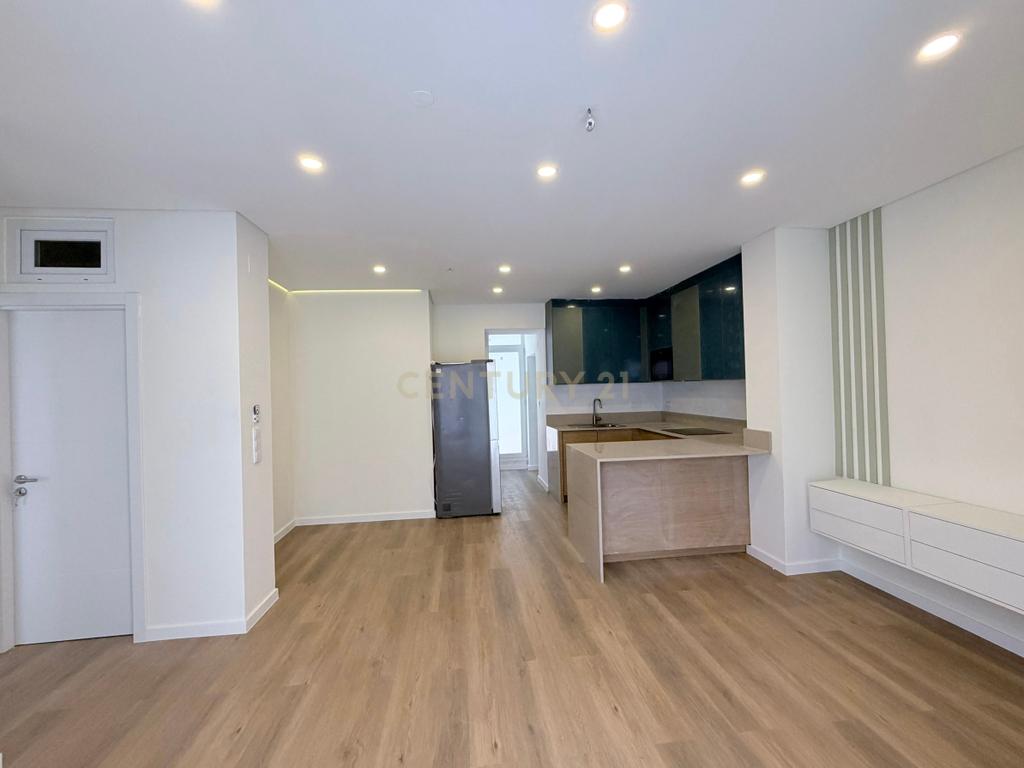 Apartamento Moderno Totalmente Remodelado com Logradouro em Moscavide - Image 2