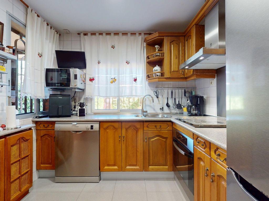 Apartamento Espaçoso com Vista para a Cidade e Montanha em Madrid - Image 19