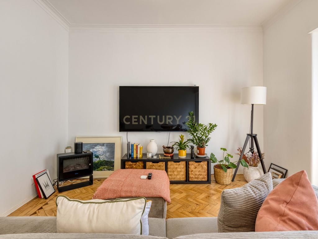 T2 renovado em 2024, cozinha equipada e excelente luminosidade em Queluz - Image 9