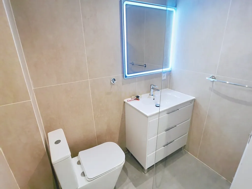 Luxuosa Moradia em Málaga com Terraço e Acessibilidade - Image 6