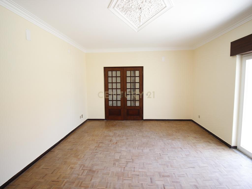 Casa Renovada com 3 Quartos e Garagem em Vendas Novas para arrendamento - Image 10