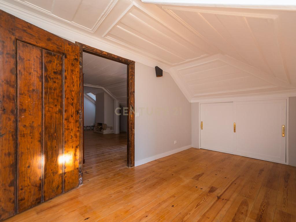 Excelente Apartamento T2 | Janelas Verdes - Image 9