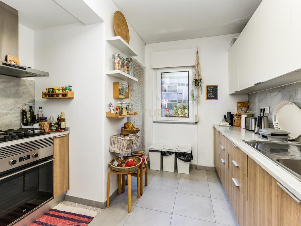 T5 Alfragide com Varanda - Image 5