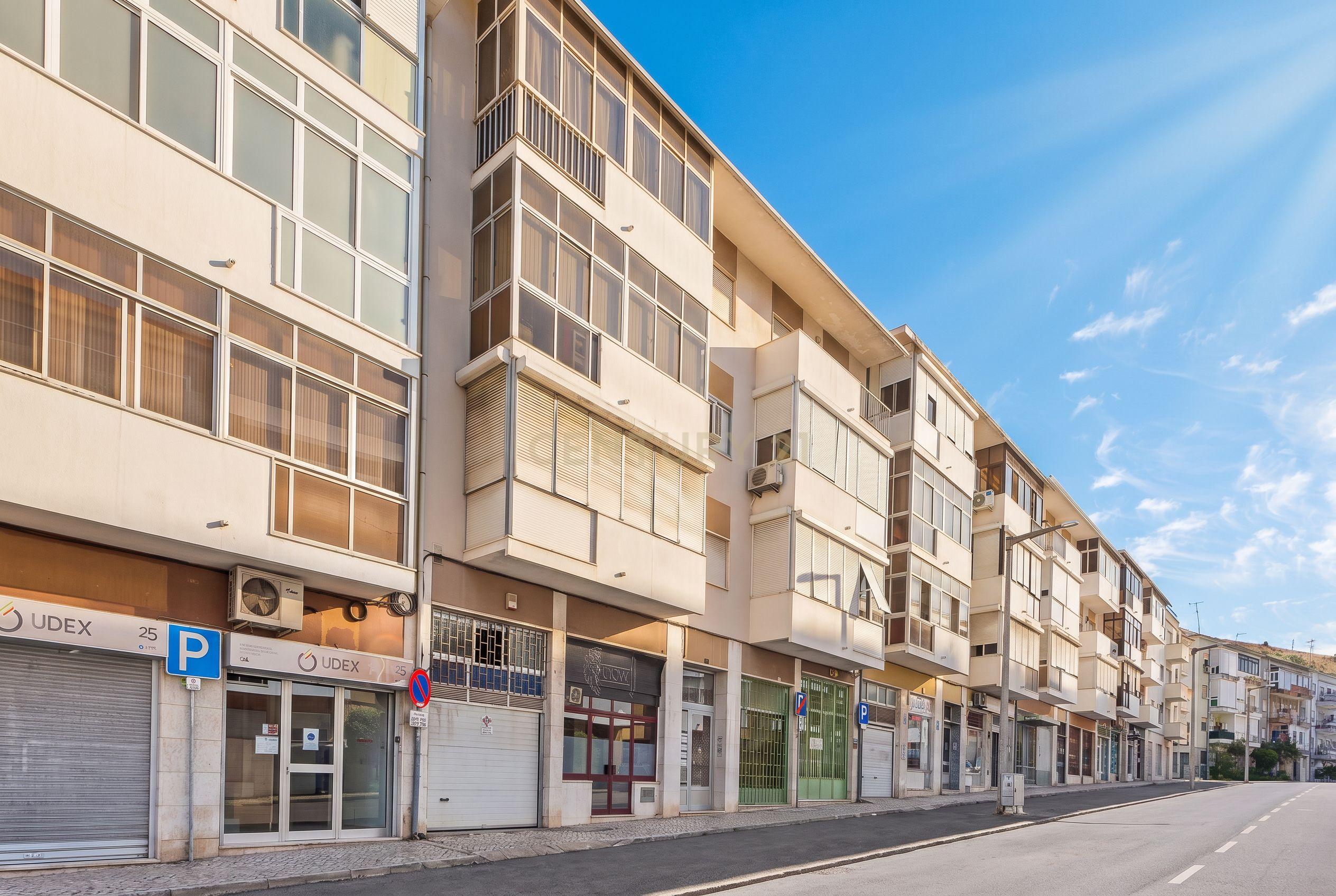 Loja com cerca de 300 m², armazém e monta-cargas no Olival Basto