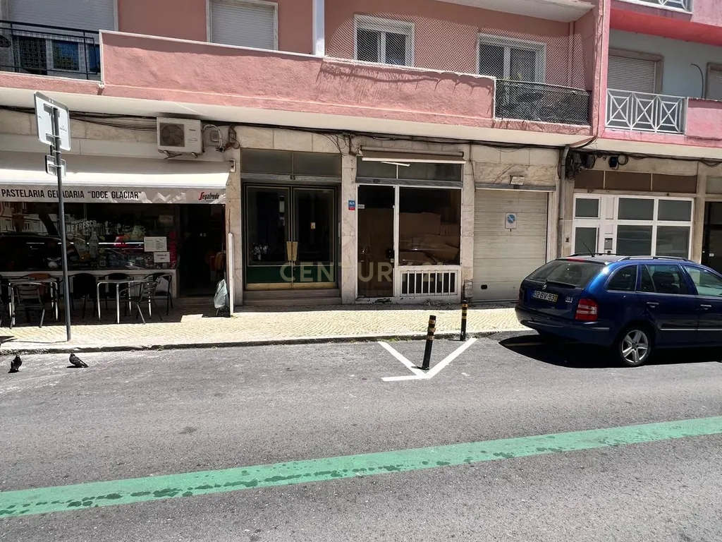 Oportunidade de Investimento em Campo de Ourique – Habitação + Loja Arrendadas com Garagem - Image 2