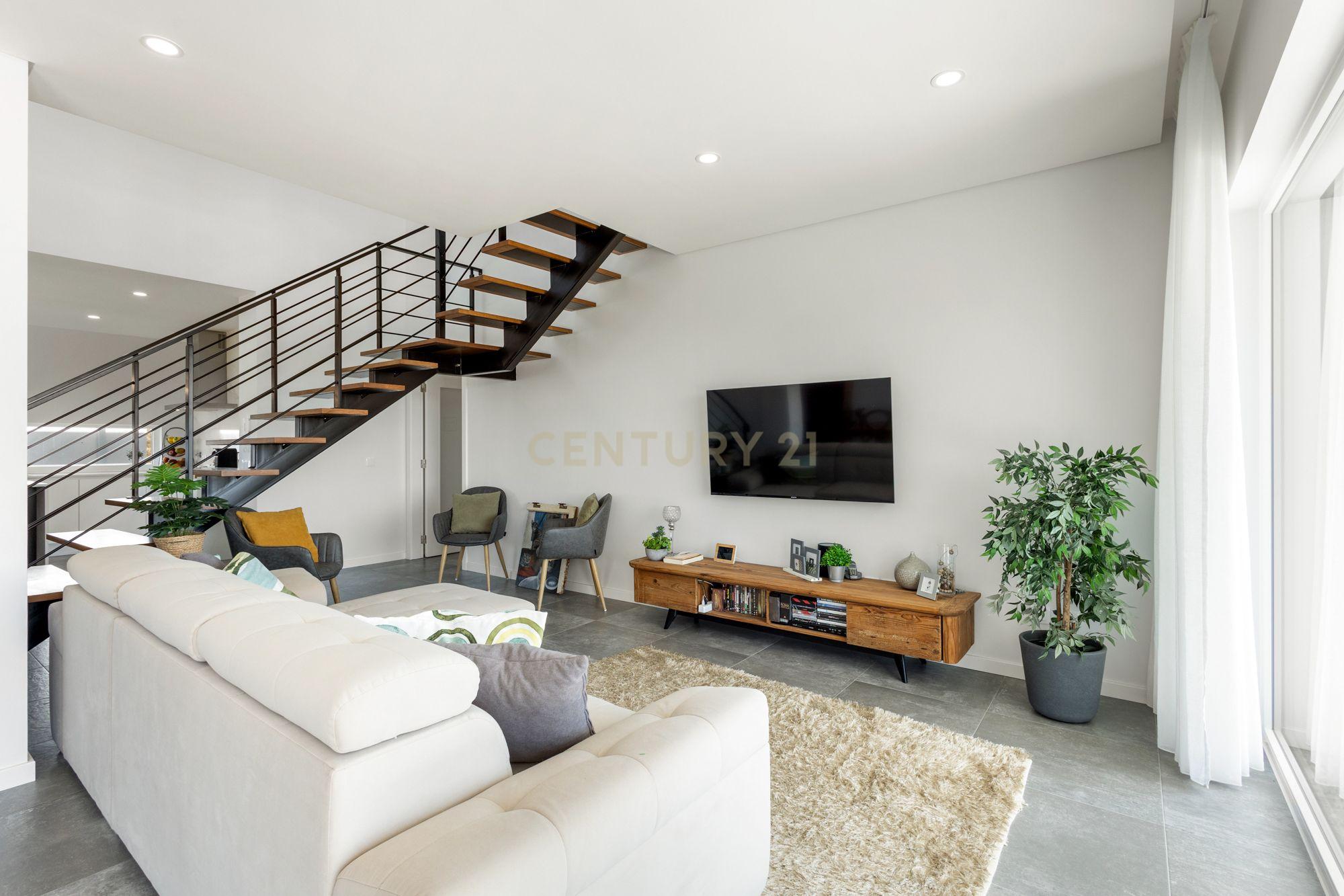 Fotografia 11 de Entre o Campo e o Mar: Moradia T3 Contemporânea com Piscina e 11.000 m² | Ribamar – Lourinhã