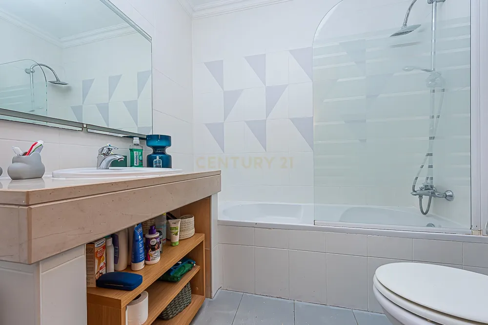 Moradia T3+1 com Garagem em Cabanas - Image 18