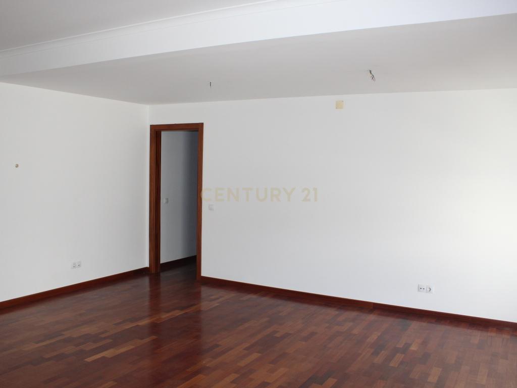 Apartamento T3 para Arrendamento em Abrantes – Condomínio Fechado na Zona Histórica - Image 4