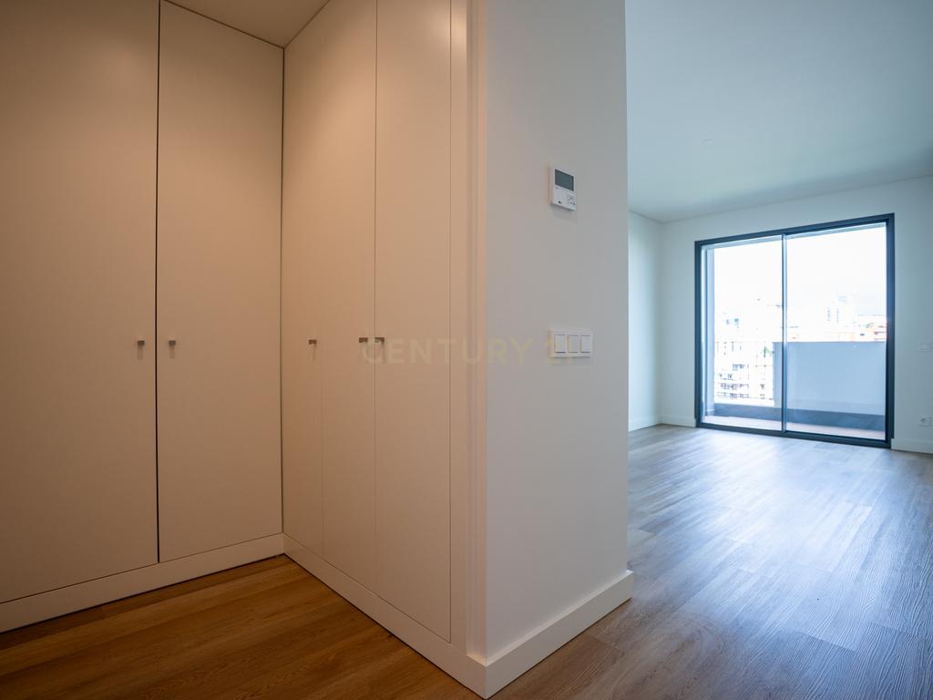 Exclusivo T3 no Terraces Mirear com Varanda, Piscina, Ginásio e Sauna – Miraflores - Image 24